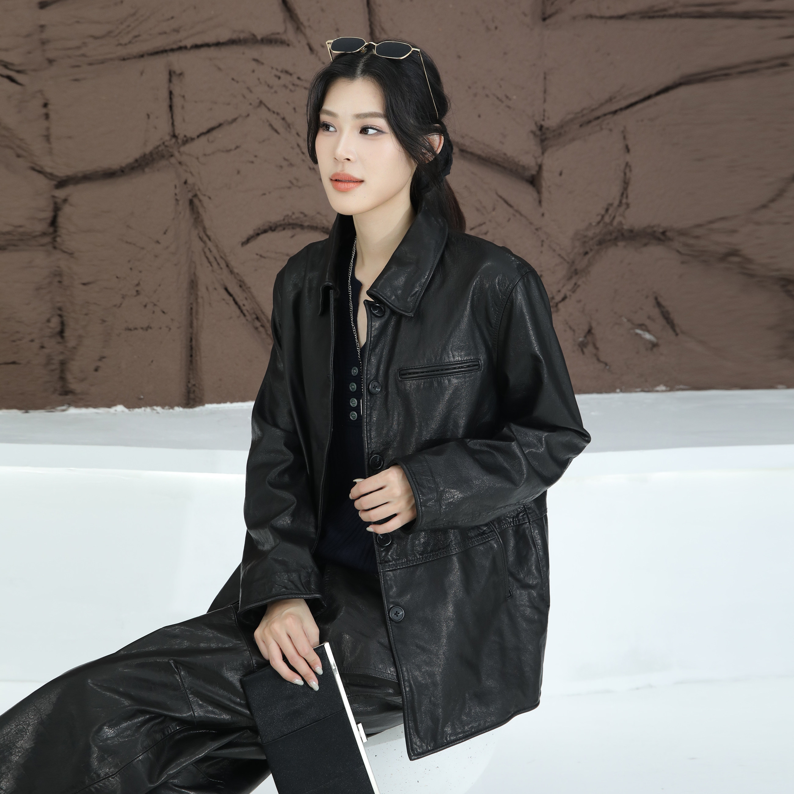 秋季黑色真皮翻领显瘦皮衣女