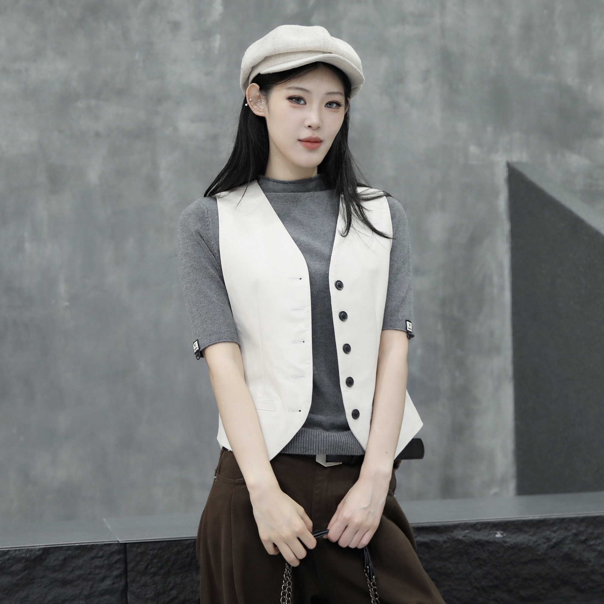 白色马甲女短款2025秋季新款绵羊皮V领外搭坎肩真皮百搭背心外套