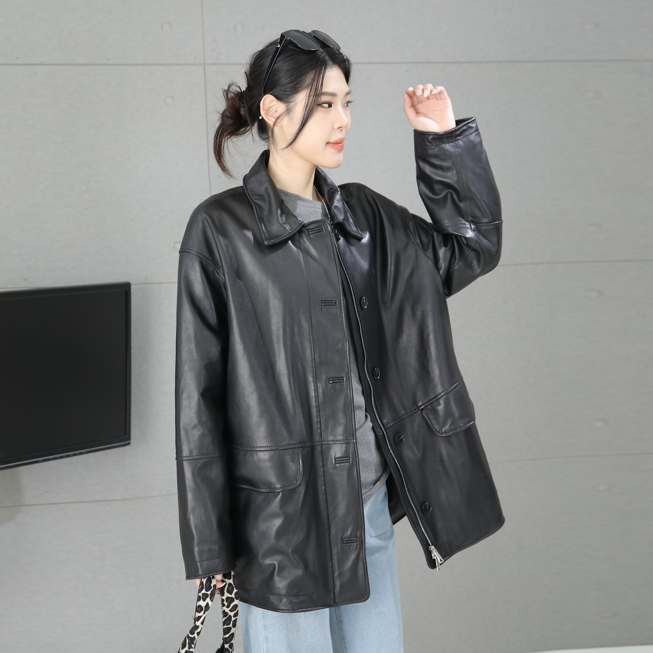黑色绵羊皮翻领机车皮衣女保暖