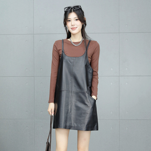 吊带连衣裙女2025年秋冬新款绵羊皮修身皮裙黑色中长裙真皮背心裙