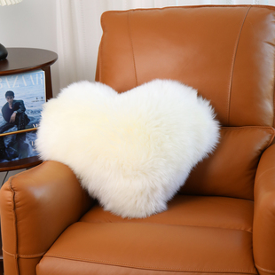白色长毛心形抱枕单人沙发腰靠爱心靠垫羊毛靠枕粉色可爱汽车靠垫