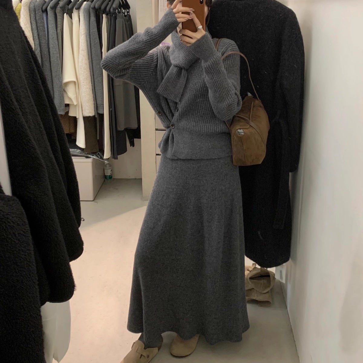 极简风V领毛衣围巾半身裙套装女