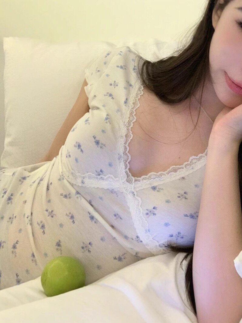 2026夏季新款韩版设计感小众碎花v领蕾丝交叉短袖t恤女修身显瘦