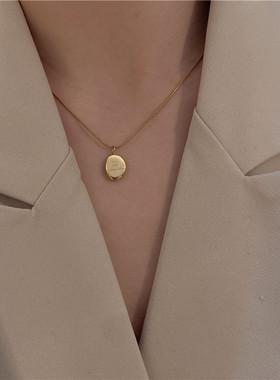 2021年新款潮金色字母椭圆吊坠项链女秋冬钛钢轻奢小众毛衣链