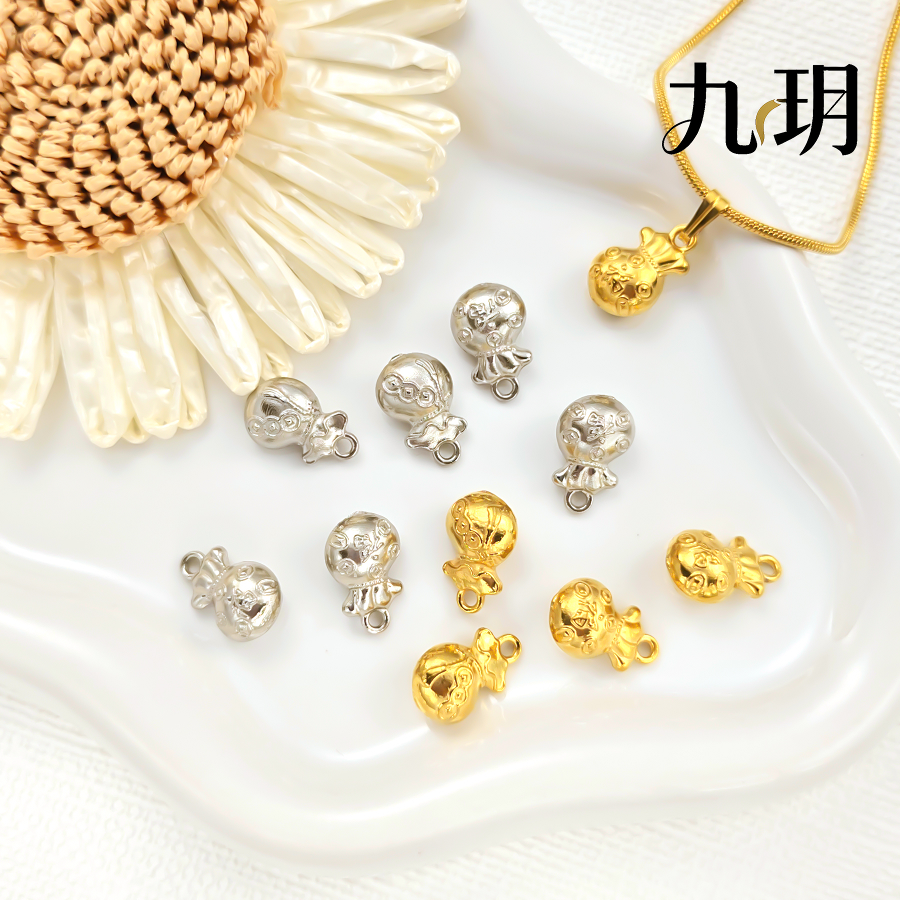 钛钢油压福袋吊坠炉内真空镀金