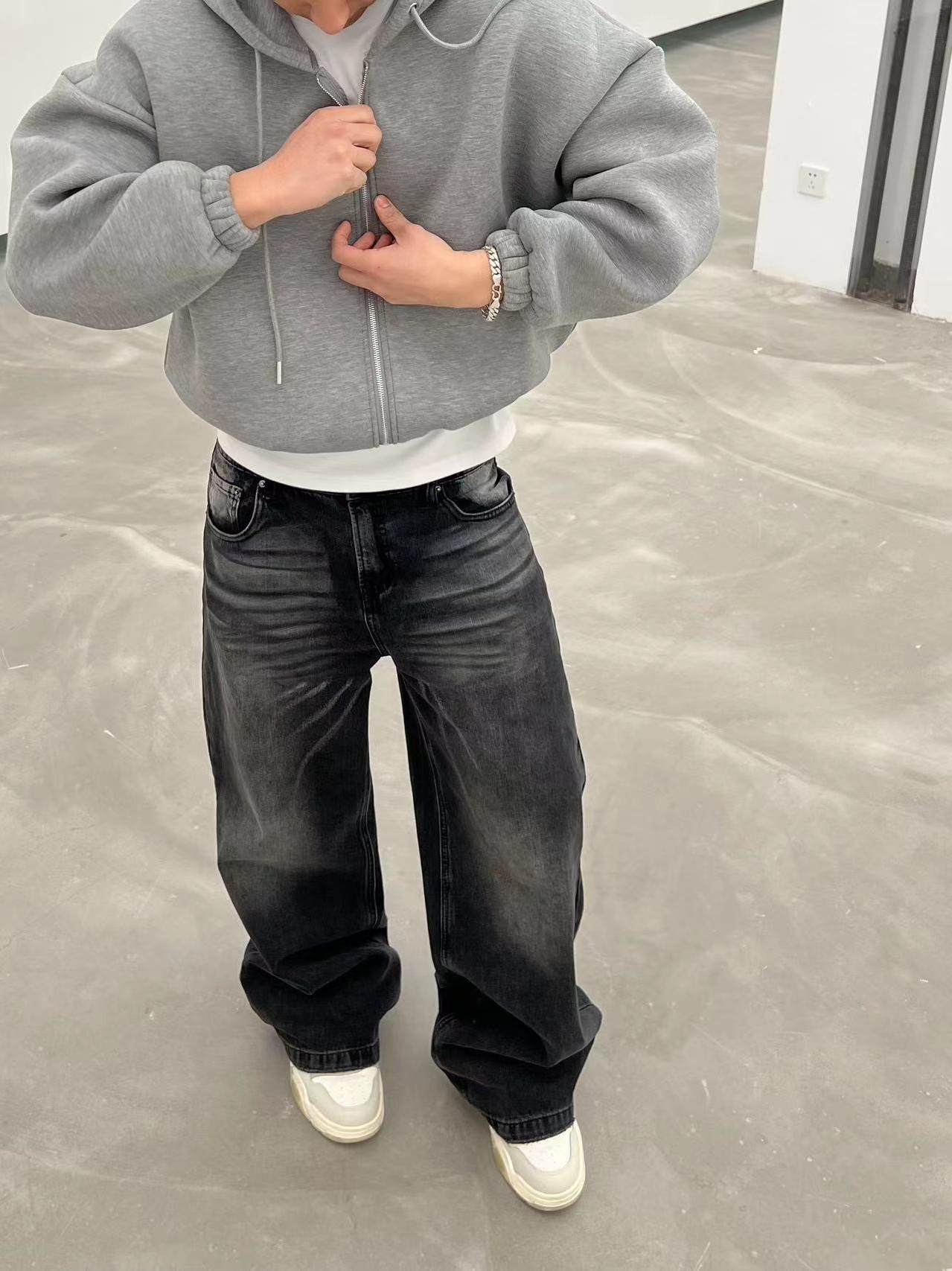 Jeans largos unissex estilo americano retrô, lavagem preta, corte clean fit, com efeito desgastado, rasgadas e fios soltos, versáteis para outono e inverno, com visual descontraído