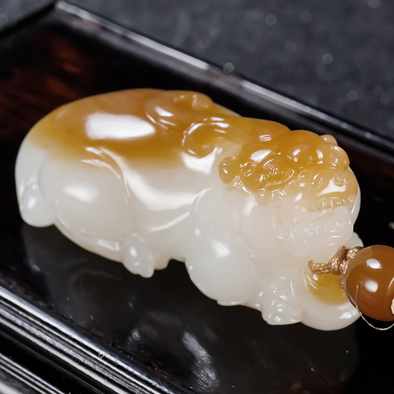 新疆大师张亚龙和田玉且末金山料糖羊脂玉貔貅吊坠 33.25克
