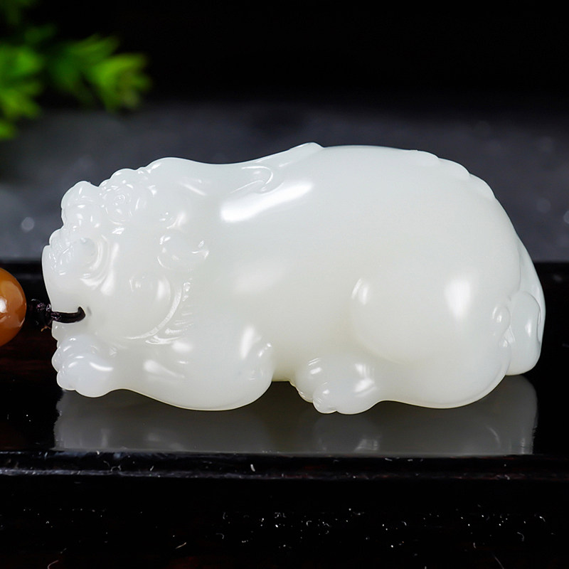 新疆大师张亚龙和田玉且末料羊脂玉貔貅吊坠 54.45克