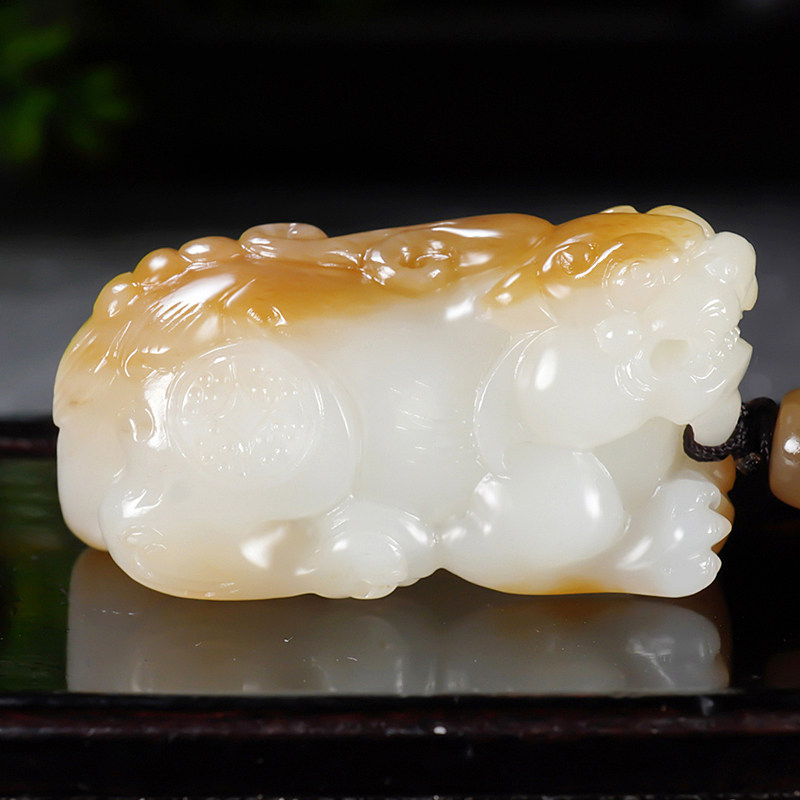 新疆大师张亚龙和田玉且末金山料糖白玉天地糖貔貅吊坠 31.63克
