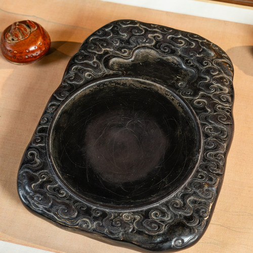 清代满工云纹圆池端砚