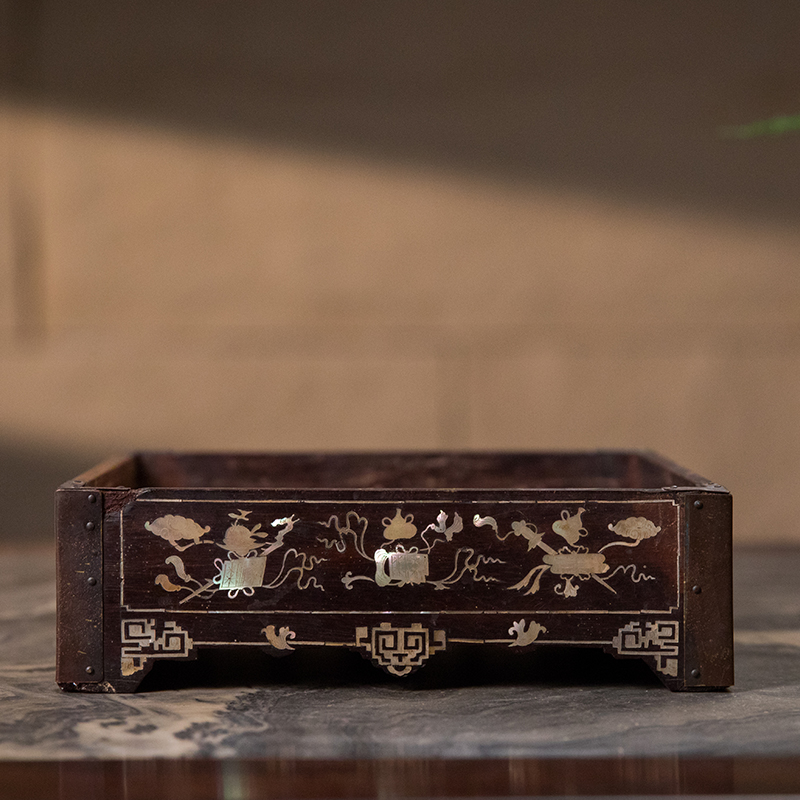 清代红木嵌螺钿博古图方形文房盘