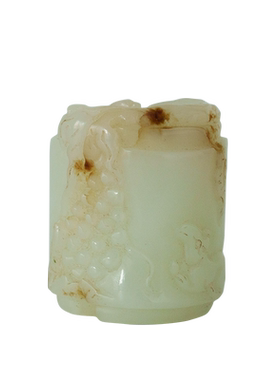 和田玉籽料雕松鼠葡萄挂件