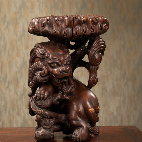 清代红木整挖瑞兽衔灵芝器座