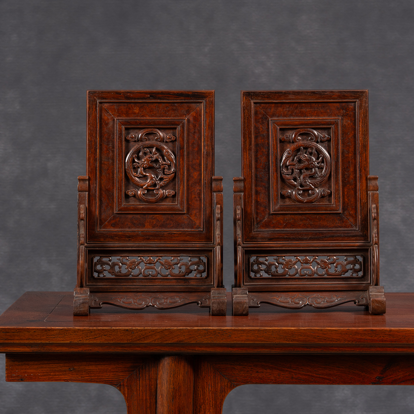 黄花梨镶瘿木雕龙纹插屏