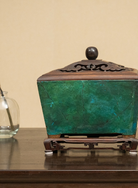 孔雀蓝釉马槽炉（红木盖座）