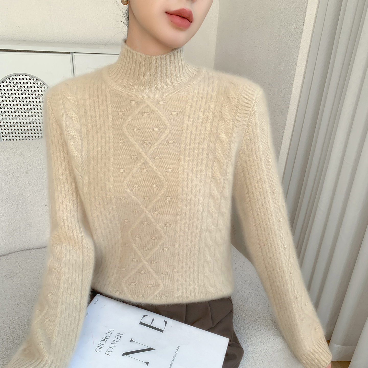阿尔巴斯女士半高领绞花羊绒衫