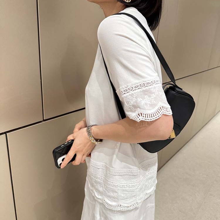 胖小妮的春天简约圆领纯棉T恤女