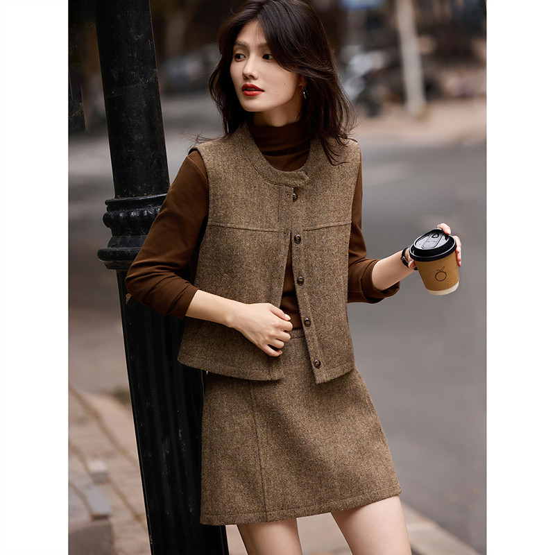 苏醒的乐园绵羊毛秋季时尚马甲针织套头打底衫半身短裙三件套装