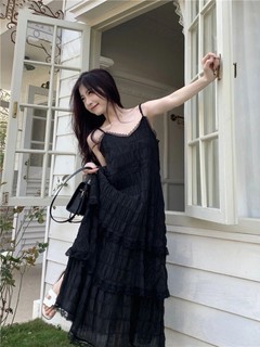 法式赫本风黑色吊带连衣裙女夏季新款高级感气质收腰显瘦蛋糕长裙