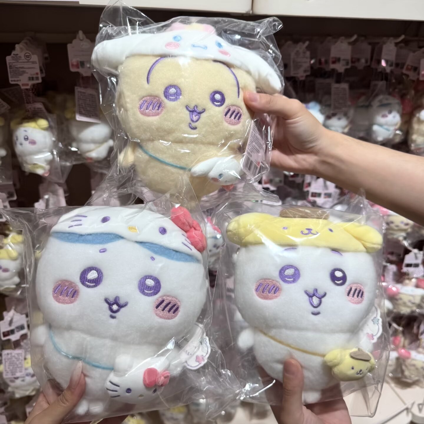 【现货】Chiikawa×Sanrio系列毛绒全身斜挎包 名创优品MINISO