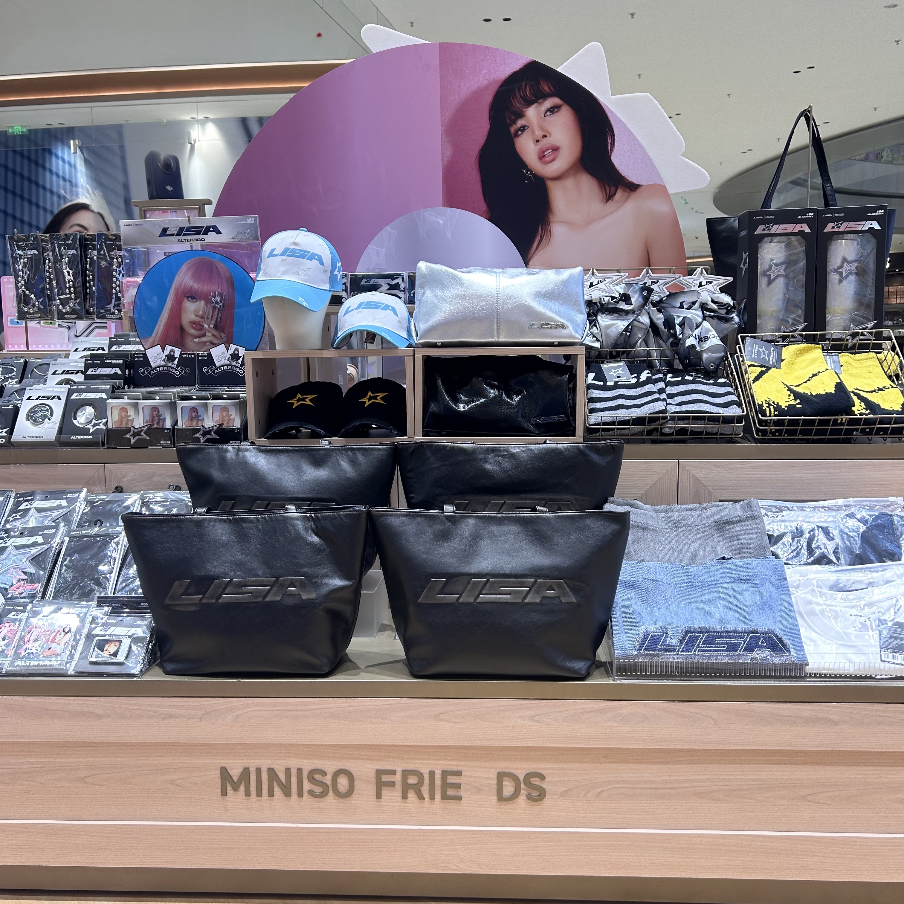 MINISO名创优品LISA ALTEREGO系列零钱单肩托特机车包帽杯T恤衫