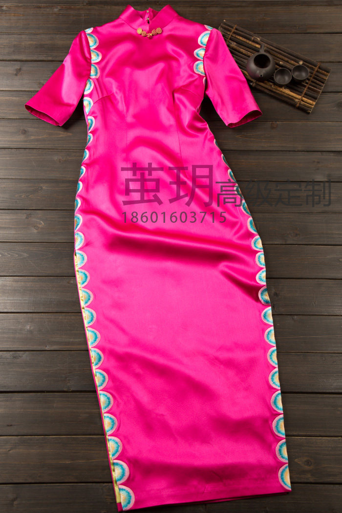 茧玥枚红色重磅真丝旗袍高端定制