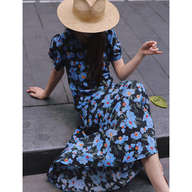 荣太蓝色复古法式泡泡袖桑蚕丝真丝连衣裙女2025夏季新款碎花裙子