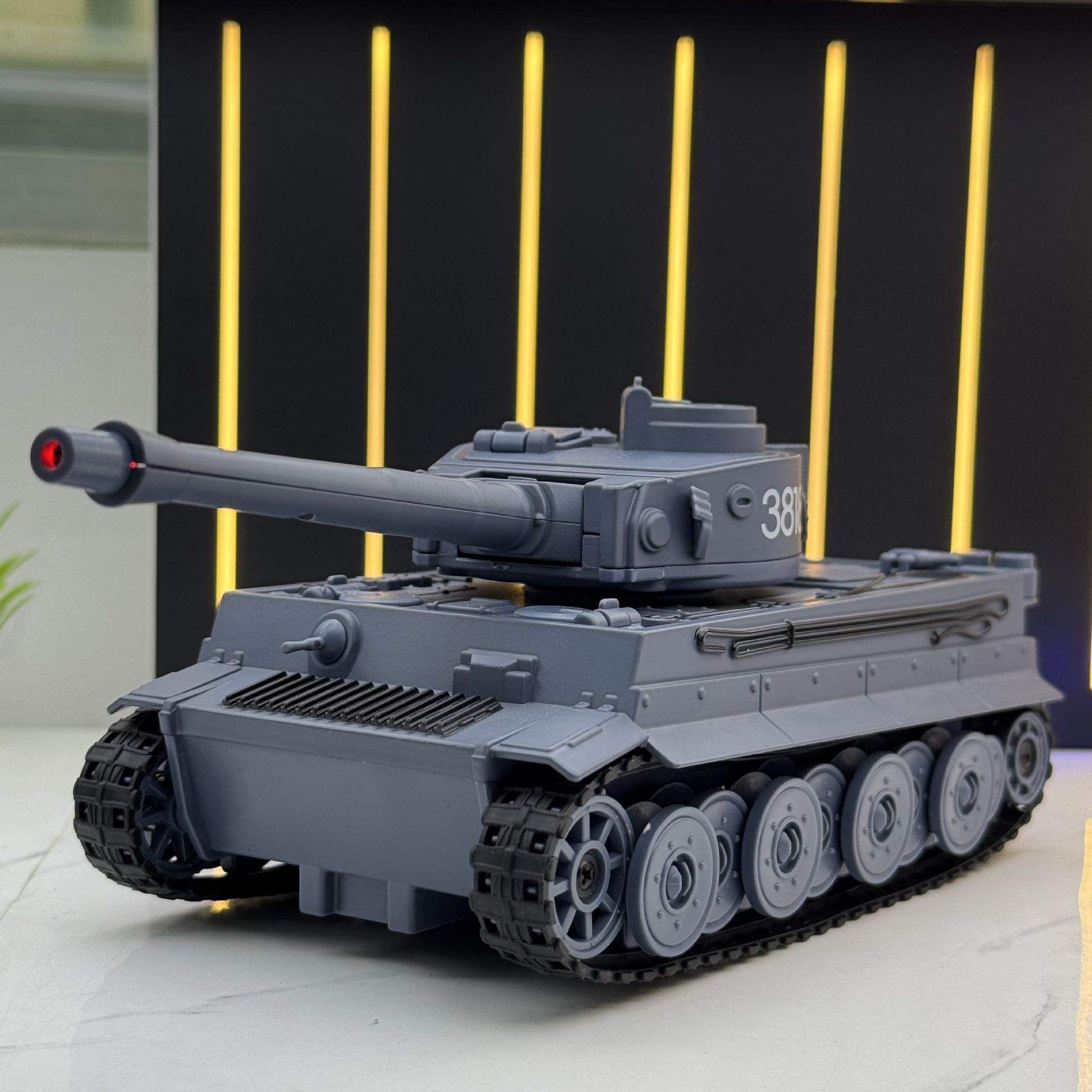 新款 新豪迪合金军事1:32虎式装甲坦克喷雾版模型摆件玩具批