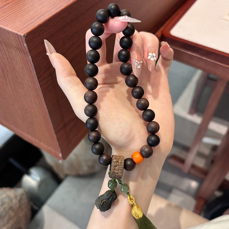 沉香手持挂件搭配老蜡碧玉点缀