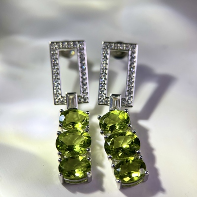 星赞轻奢珠宝S925银镶约5.41克拉天然橄榄石轻奢极简大克拉耳饰