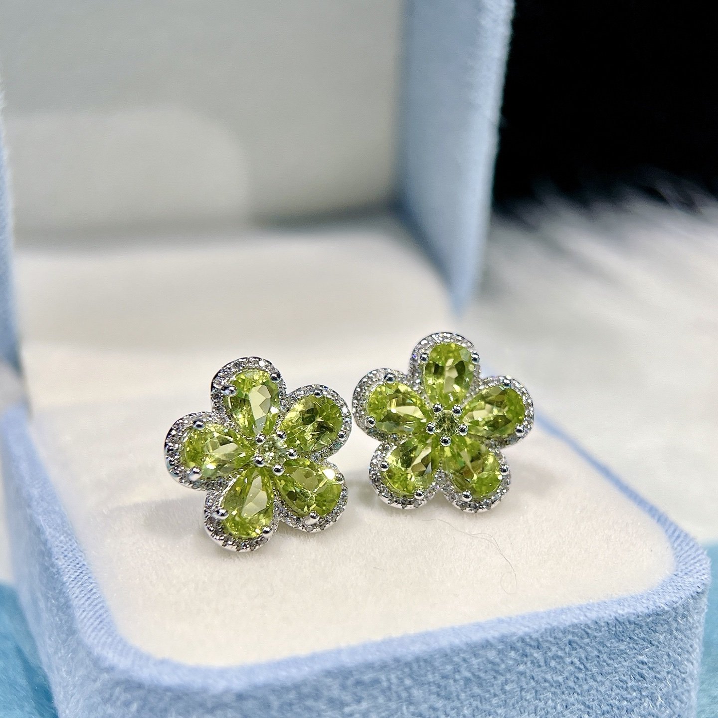 星赞轻奢珠宝S925银镶约4.28克拉天然橄榄石花花耳钉简约风精致,珠宝/钻石/翡翠,耳饰,淘宝优惠券,粉丝福利购,淘宝优惠卷