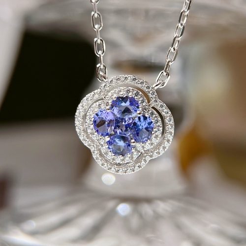 星赞轻奢珠宝S925银镶嵌约0.64克拉天然坦桑石四叶草造型精致吊坠