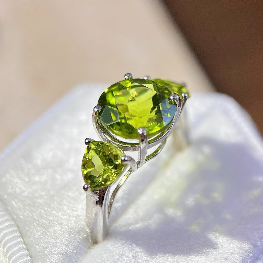 星赞轻奢珠宝S925银镶嵌约4.23克拉天然橄榄石正圆主石三生石戒指