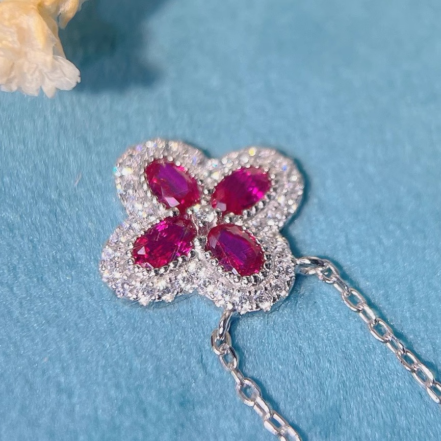 星赞轻奢珠宝S925银镶约1.11克拉天然红宝石椭圆形切割四叶草项链