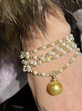 贵里贵气的金色吊坠珍珠毛衣链