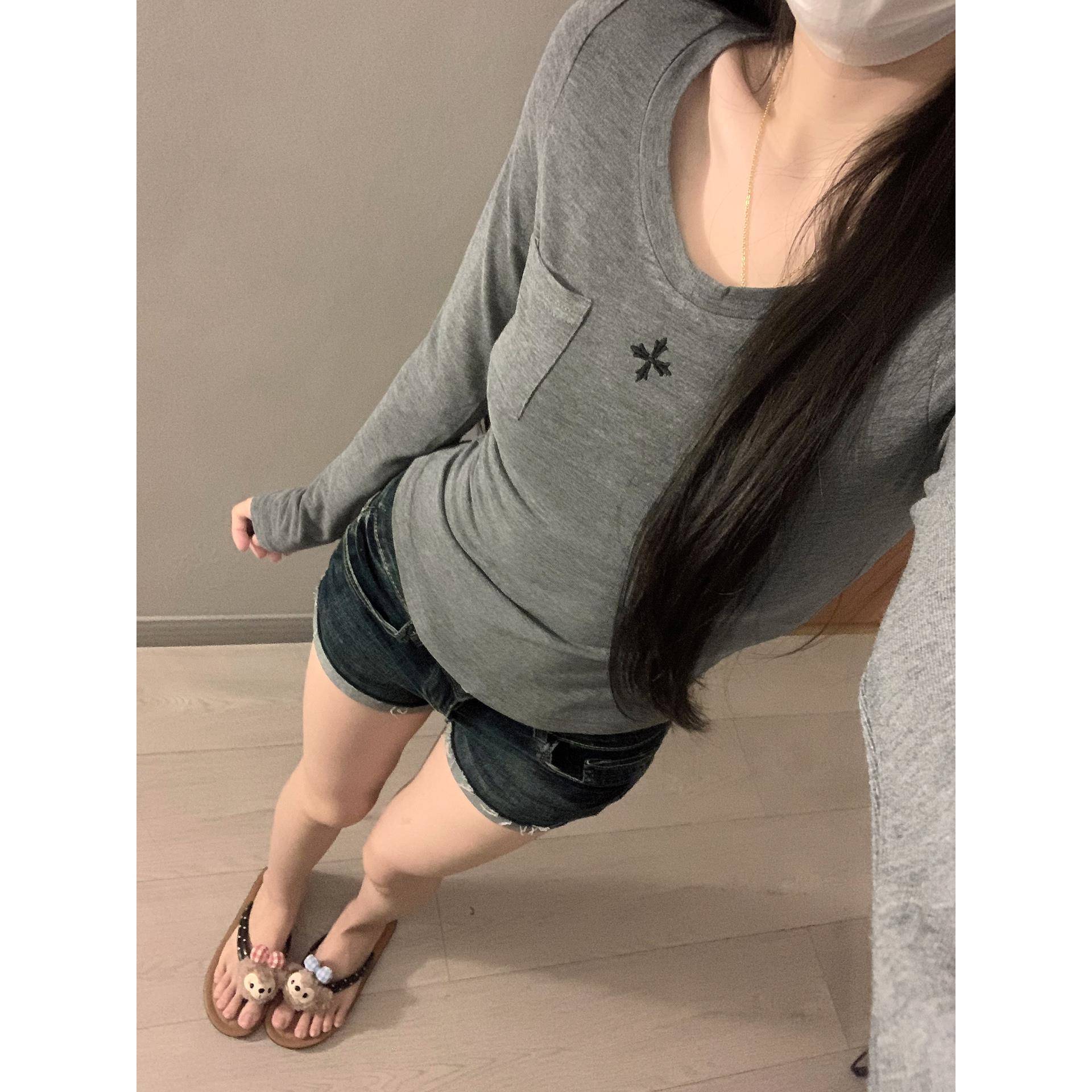 纯欲辣妹刺绣口袋V领长袖t恤女秋季新款修身显瘦百搭短款打底上衣