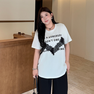 大码女装蕾丝字母印花正肩T恤纯棉2026夏款胖mm宽松显瘦中长上衣