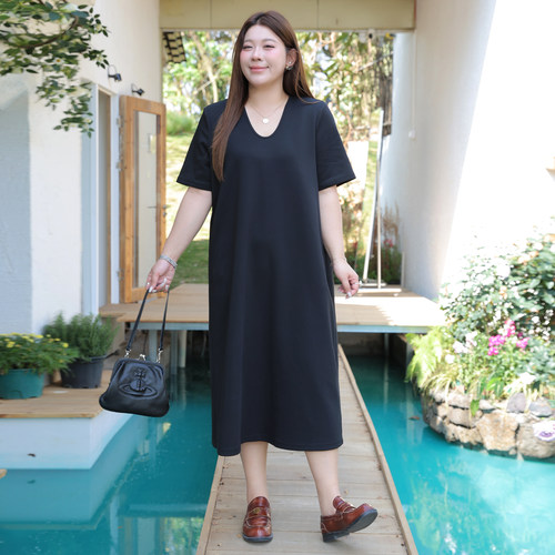 大码女装深u领基础款纯色连衣裙