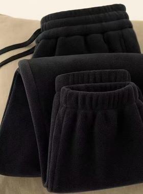 Wearing garters with velvet and velvet velvet pants to keep