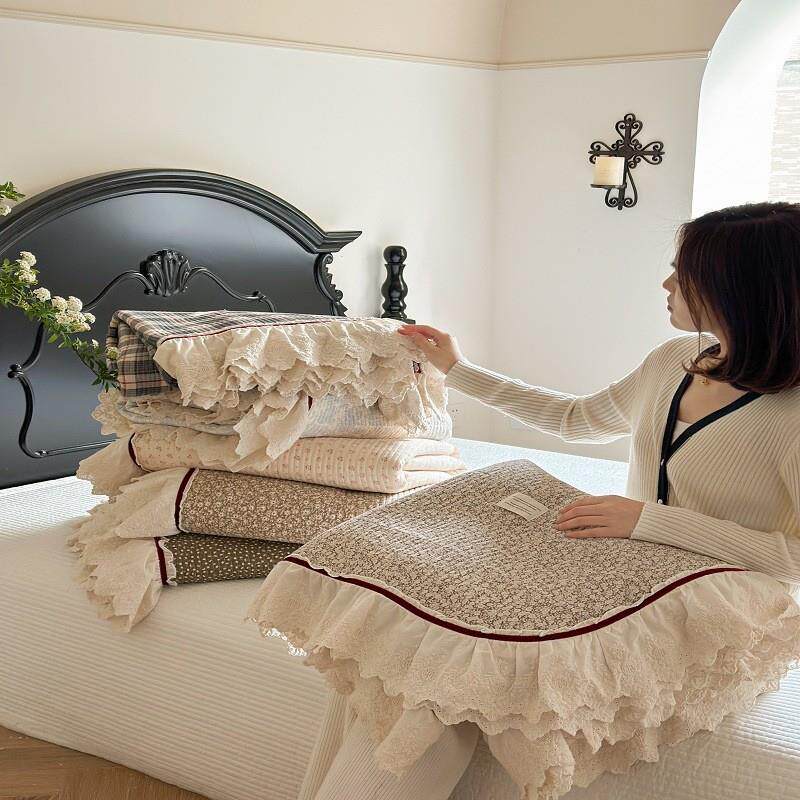 A three-pack set of flamboyant double-clothed bed caps and a