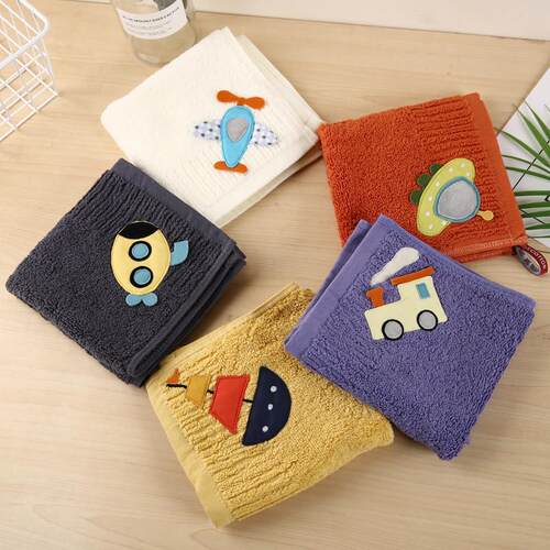 A5L rubs a handkerchief with water and a handkerchief with a