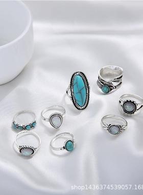 Eurasia has eight ring rings with green pinestone feathers.