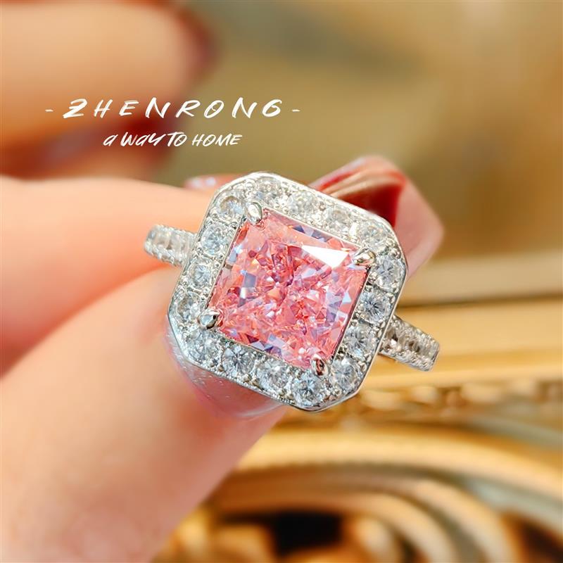 Fashioned with ice-cutting powder and a yellow velvet locket