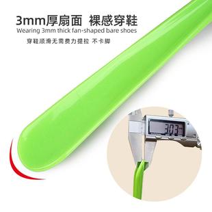 The old pregnant woman who pulls out her long-stuffed shoes