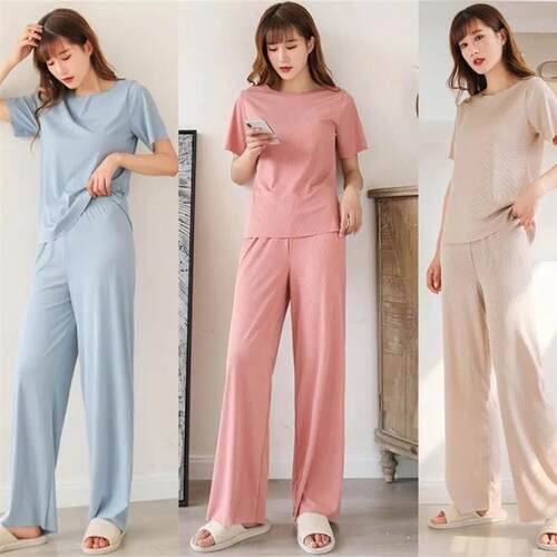 The ladys pyjamas are pure-coloured ice-skinned womens lei