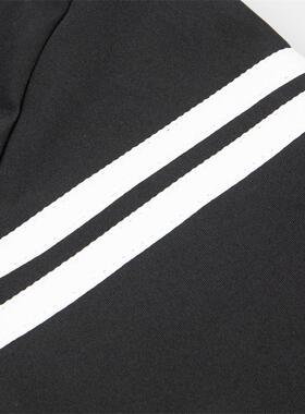 A mans sports sweating in Omers gym dress and saunas swea