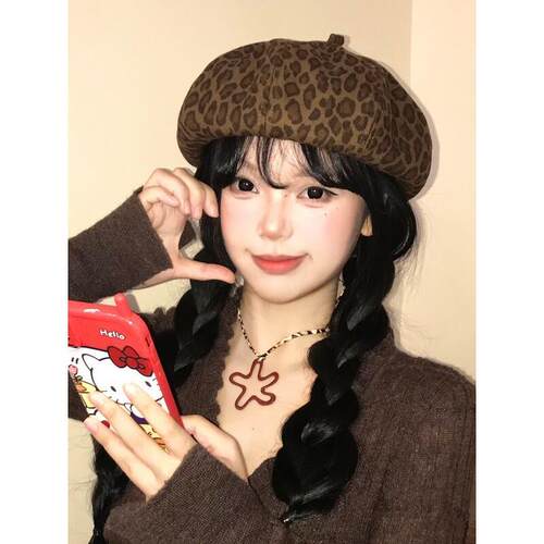 A leopard beret girl with a red-hot face and a little beret