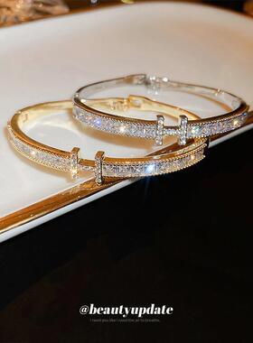 The Korean knuckle-button bracelets are fashionable, high-qu