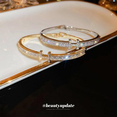 The Korean knuckle-button bracelets are fashionable, high-qu