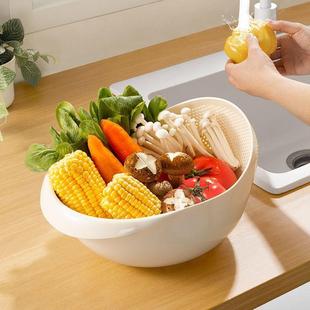 The rice basketrs wash fruit and plastic bowls with rice sif
